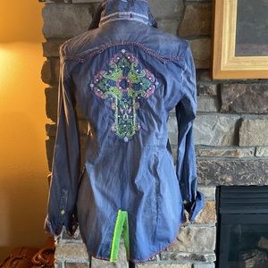 ROAR shirt with great stitching 🌸